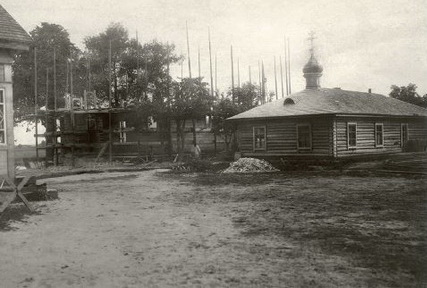 5-Строительство Свято-успенского храма в Старо-шарковщине (справа-притчтовый дом). Фото начала XX века